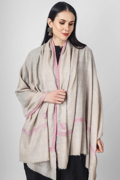  Exclusively crafted and passionately woven, this ravishing off white Pashmina Shawl has been ornated with a beautiful Sozni border, traditionally called the Hashidaar pattern. This Shawl is an ideal and perfect pick for all your outfits and occasions. 