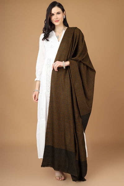  Kashmiri pashmina shawl, which is wonderfully crafted in a multi-check pattern with a blend of yellow and black, you may wrap yourself in luxury. Elegant checks are created by a professional artisan using the finest pashmina , making them the ideal accessory for any event, including weddings and nights out.