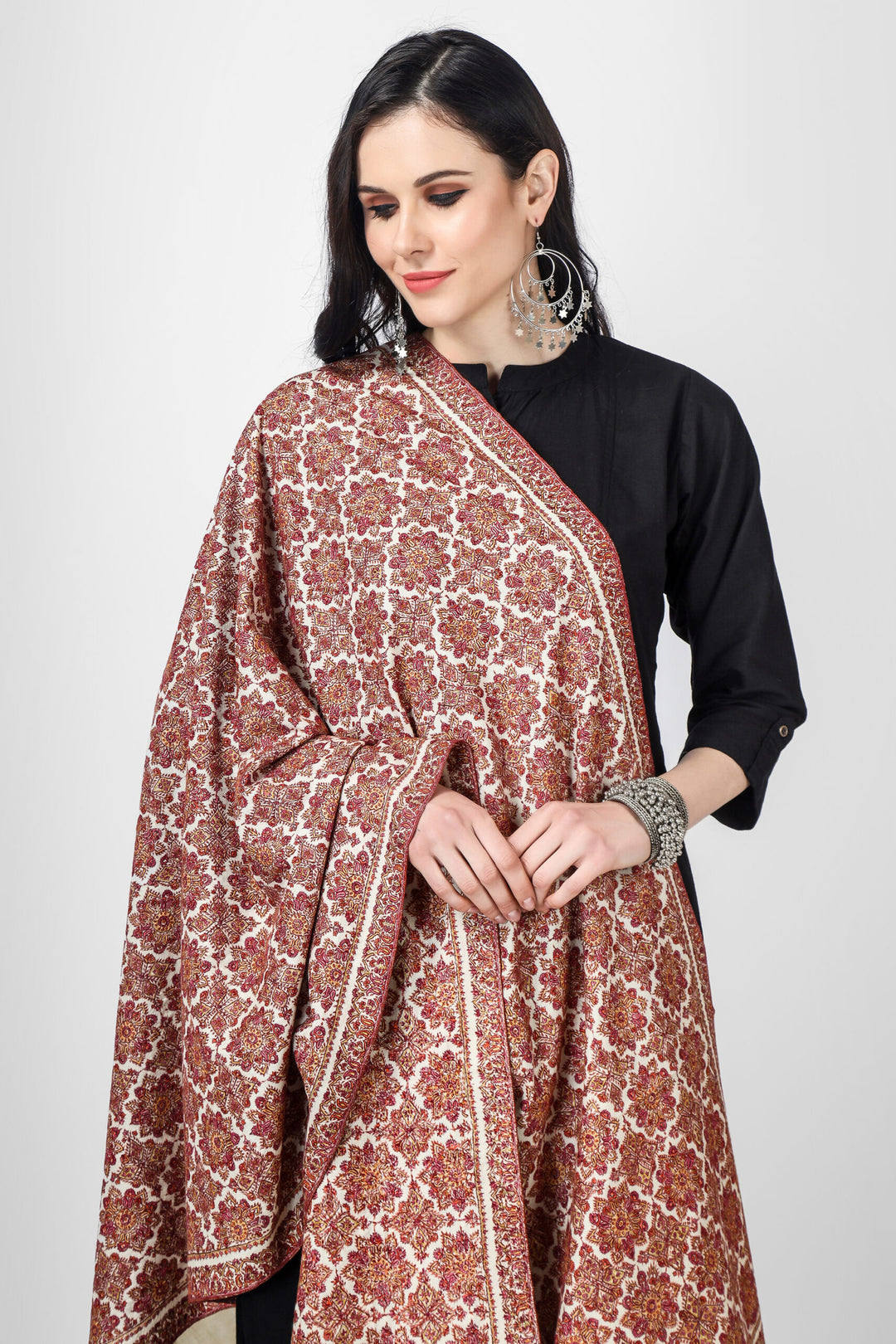 This White Pure Pashmina Shawl with Sozni Jama Hand-Embroidery will embrace your beauty in every way, as Kashmiri shawls are highly praised for their beauty.