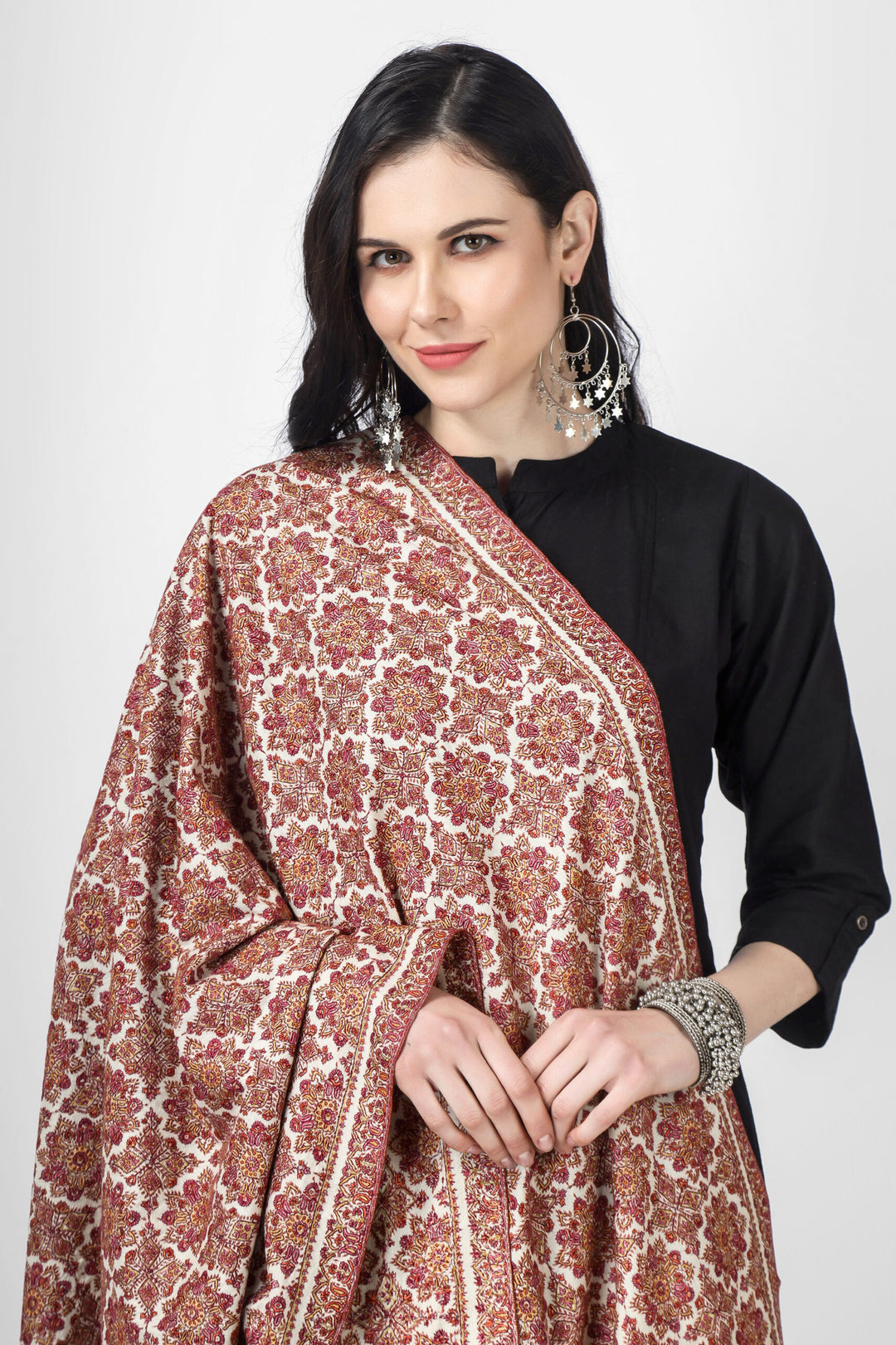 This White Pure Pashmina Shawl with Sozni Jama Hand-Embroidery will embrace your beauty in every way, as Kashmiri shawls are highly praised for their beauty.