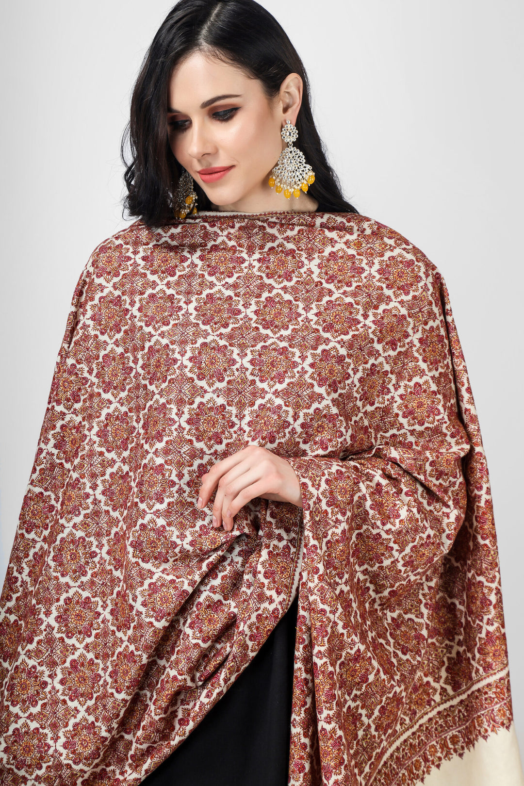 This White Pure Pashmina Shawl with Sozni Jama Hand-Embroidery will embrace your beauty in every way, as Kashmiri shawls are highly praised for their beauty.