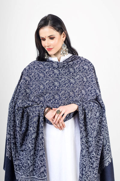 Kepra -  Enjoy luxury with this gorgeous handcrafted Blue Pashmina Shawl that was manufactured from the best natural wool pashmina and is embellished with deft Sozni embroidery in a Jaldaar pattern. This shawl's exquisite design Because to its high-end fabrics, 