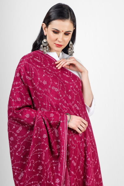  A Plum Velvet Pink Pashmina Jaldaar Embroidered Shawl is a luxurious and elegant shawl made from high-quality pashmina wool. The shawl is designed with a unique Jaldaar pattern that features intricate weaving and embroidery with fine silk threads.