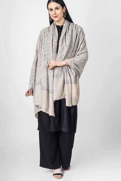 The Natural Pashmina Jaldaar Black & White Embroidered Shawl is an elegant and classic piece that is appropriate for any setting. Anybody who values luxury and taste must own it because of the premium fabrics, beautiful needlework, and distinctive design.