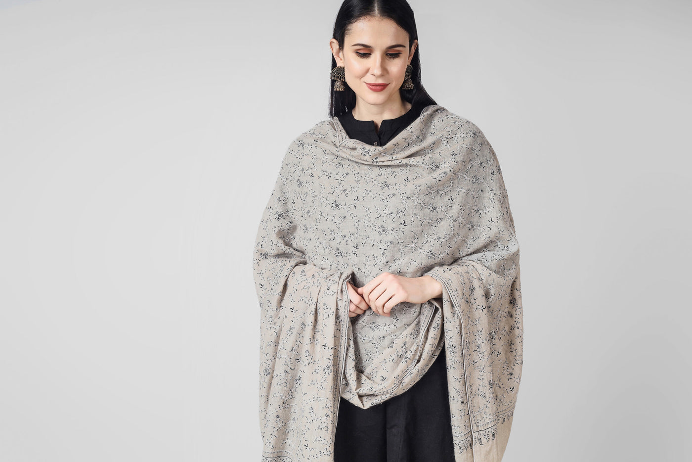 DUBAI- The Natural Pashmina Jaldaar Black & White Embroidered Shawl is an elegant and classic piece that is appropriate for any setting. Anybody who values luxury and taste must own it because of the premium fabrics, beautiful needlework, and distinctive design.