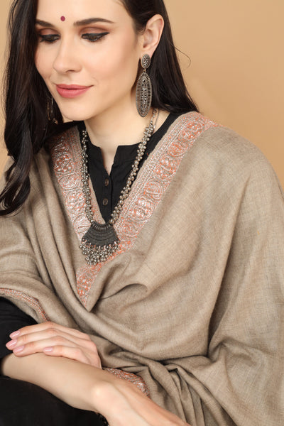 The dourdaar design, which is usually used to embellish Pashmina shawls, has been evenly applied to the four borders of this exquisitely made and passionately woven natural (khud rang)Pashmina. The Shawl is the ideal accessory for all of your outfits and situations, giving you the comfort of a traditional tilla shawl