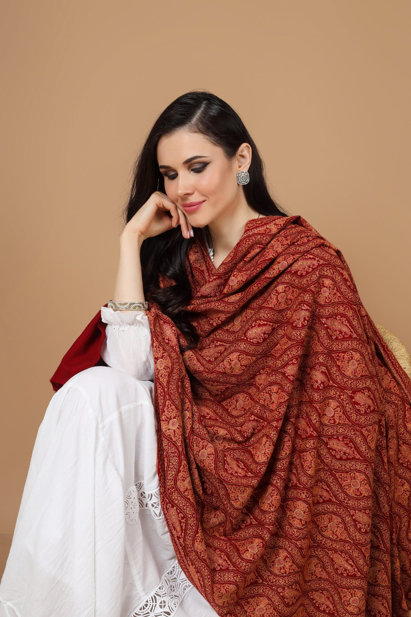  A beautiful bright Maroon colored Pashmina is featured by intricate Sozni across its surface called the Jama pattern giving it a contemporary edge. 