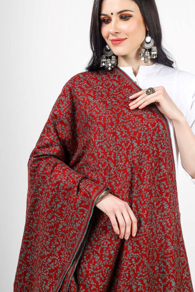 The Maroon Jaldaar Sozni Embroidered Pashmina Shawl is a stunning accessory made from high-quality pashmina wool. 