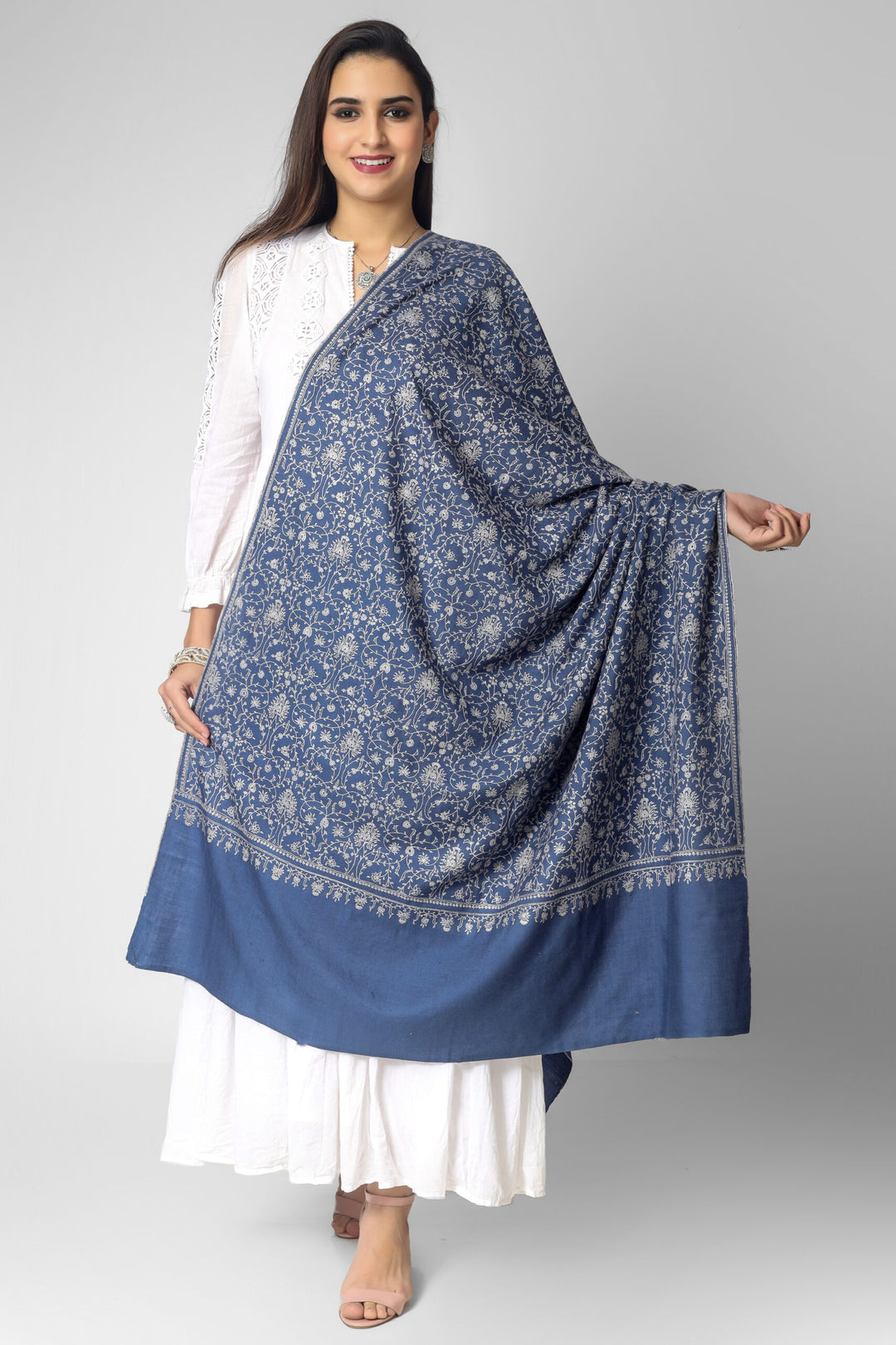  This gorgeous Light Purple Blue Pashmina Shawl, which has the renowned Sozni Embroidery in an intricate Jaldaar pattern, is the result of passion and dedication. 