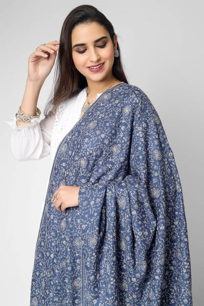  This gorgeous Light Purple Blue Pashmina Shawl, which has the renowned Sozni Embroidery in an intricate Jaldaar pattern, is the result of passion and dedication. 
