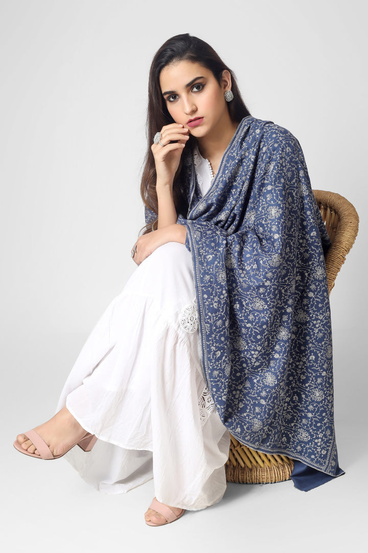  This gorgeous Light Purple Blue Pashmina Shawl, which has the renowned Sozni Embroidery in an intricate Jaldaar pattern, is the result of passion and dedication. 