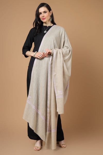 Find the perfect Pashmina shawl for any occasion with our wide range of styles and colors, from classic neutrals to bold and vibrant hues Exclusively crafted and passionately woven, this ravishing Off White Pashmina Shawl has been ornated with a beautiful Sozni border, traditionally called the Hashidaar pattern. 