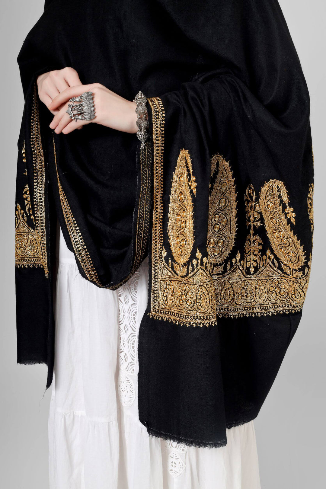 "PASHMINA SHAWL - Unmatched Elegance for Any Occasion" "PASHMINA SHAWLS IN PARIS - Effortless French Style and Warmth" "KEPRA PASHMINA SHAWLS - Crafted with Precision and Love"